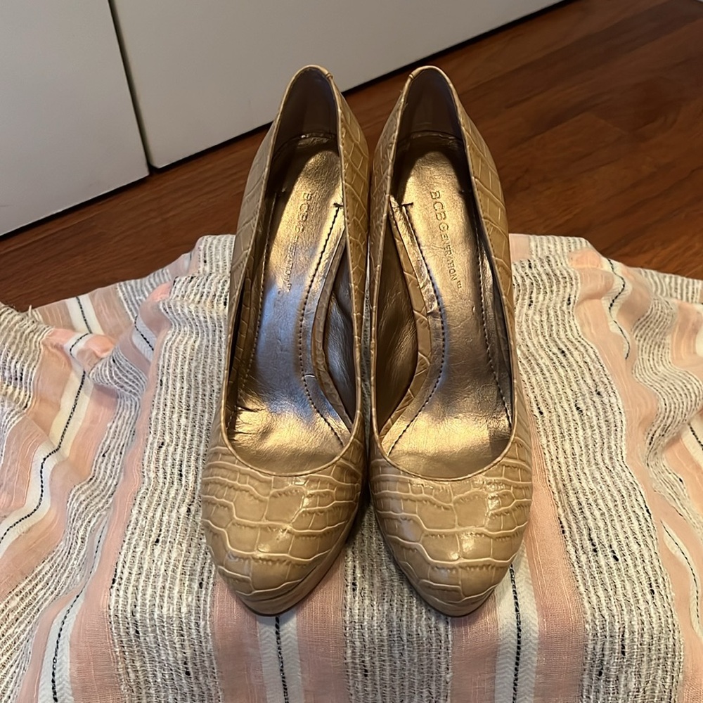BCBG BG-Jodie Barley Pull Up Croc in Size 9 - BARLEY WORN - excellent condition